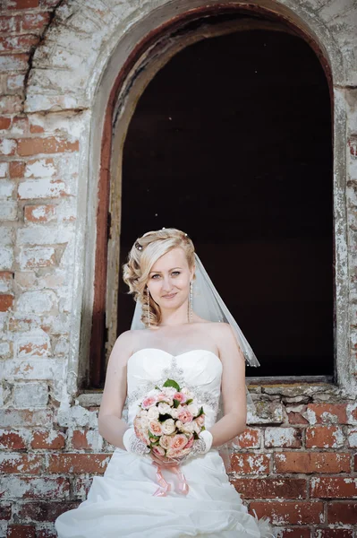 Retrato de bela noiva jovem segurando buquê brilhante de flores em mãos. Celebração de casamento. recepção. natureza fundo verde. mulher sozinha ao ar livre no parque — Fotografia de Stock