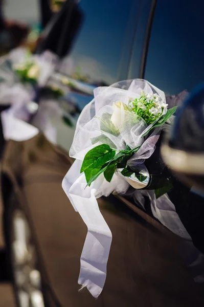 Wedding bouquet on vintage wedding car — Stock Photo, Image