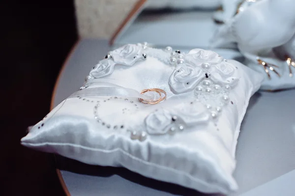 Two weddings rings on a background of fabric — Stock Photo, Image