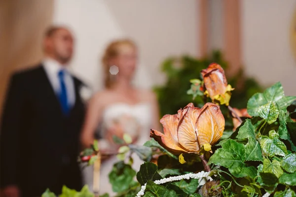 Buket pernikahan dengan pengantin pria dan wanita di latar belakang. Dungu DOF — Stok Foto