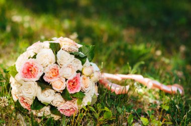 beyaz düğün buketi yeşil çim üzerinde yalan