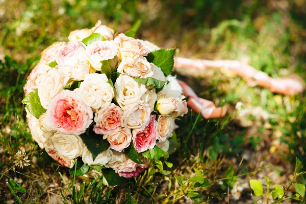 Buket pernikahan putih tergeletak di rumput hijau — Stok Foto