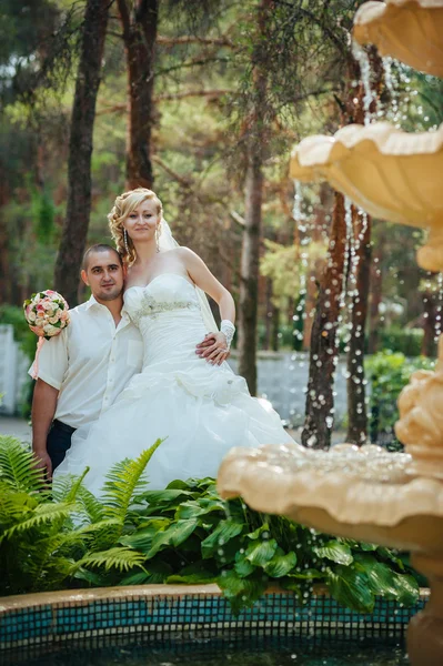 Невеста с женихом на свадьбе День прогулки на свежем воздухе на весенней природе. Свадебная пара, счастливая новобрачная женщина и мужчина обнимаются в зеленом парке . — стоковое фото