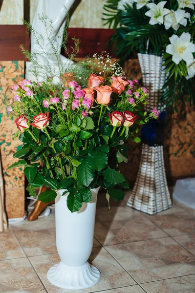 Bunga yang indah di meja di hari pernikahan. Pengaturan Floral pada perjamuan — Stok Foto