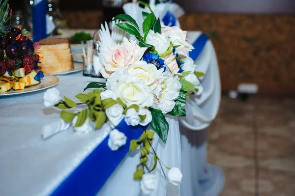 Mooie bloemen aan tafel in trouwdag. Floral regeling inzake feestzaal — Stockfoto