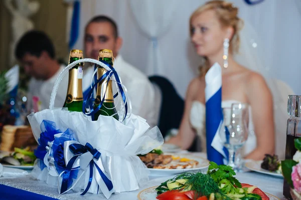 Pengantin pria dan wanita menari di restoran — Stok Foto