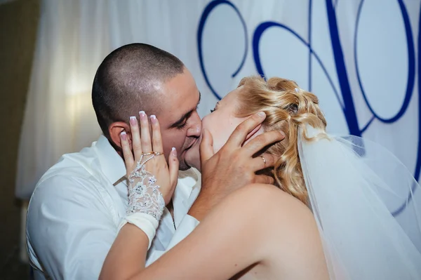 Bride and groom dancing in the restaurant — Stock Photo, Image