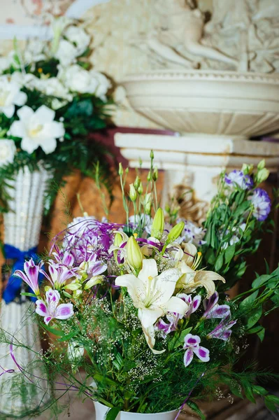 Beautiful flowers at table in wedding day. Floral arrangement on  banquet — Stock Photo, Image
