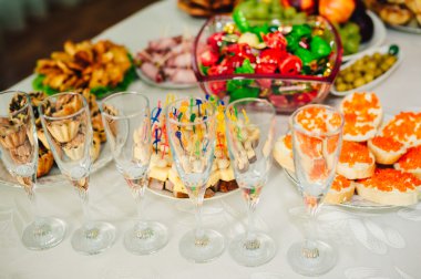 Yemek ve içecek dolu bir masa.