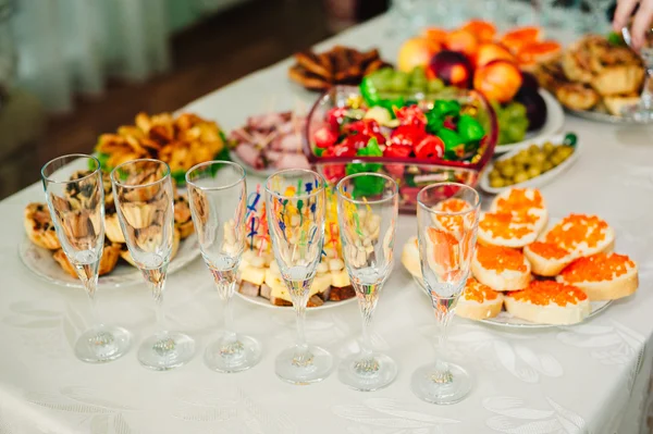 Mesa com alimentos e bebidas — Fotografia de Stock