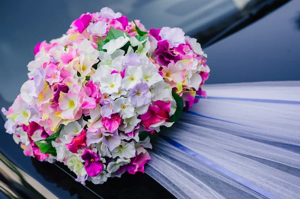 Carro de casamento preto decorado com rosas brancas — Fotografia de Stock