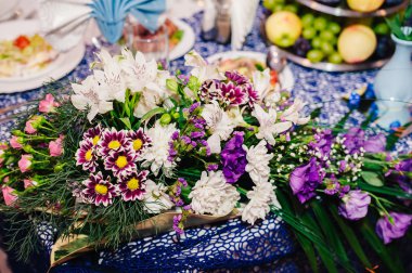 çatal bıçak ve cam kadehlerle yemek masası seti. Partiden önce restoranda.