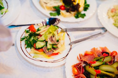 çatal bıçak ve cam kadehlerle yemek masası seti. Partiden önce restoranda.