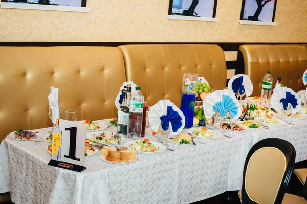 Servicio de mesa de catering con cubiertos y copas de vidrio en el restaurante antes de la fiesta —  Fotos de Stock