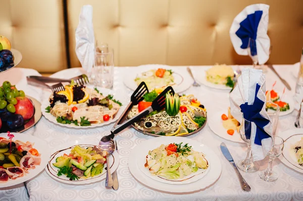 Catering table set service with silverware and glass stemware at restaurant before party — Stock Photo, Image