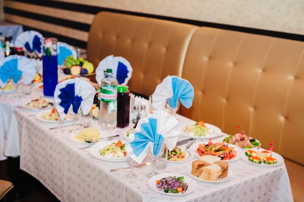 Сервировка обеденного стола со столовыми приборами и стеклянными ножницами в ресторане перед вечеринкой — стоковое фото
