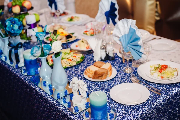 Meja katering set layanan dengan peralatan perak dan gelas stemware di restoran sebelum pesta — Stok Foto