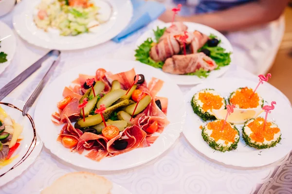 Catering table set service with silverware and glass stemware at restaurant before party — Stock Photo, Image