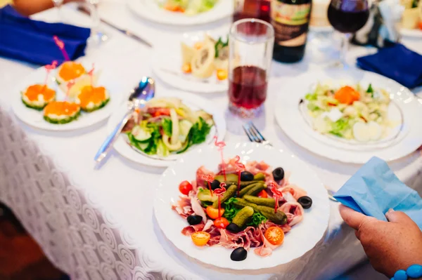 Servicio de mesa de catering con cubiertos y copas de vidrio en el restaurante antes de la fiesta —  Fotos de Stock