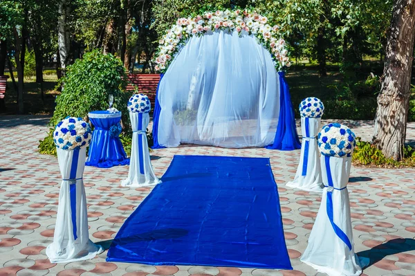 Arco de ceremonia de boda en un hermoso jardín. Día de verano — Foto de Stock