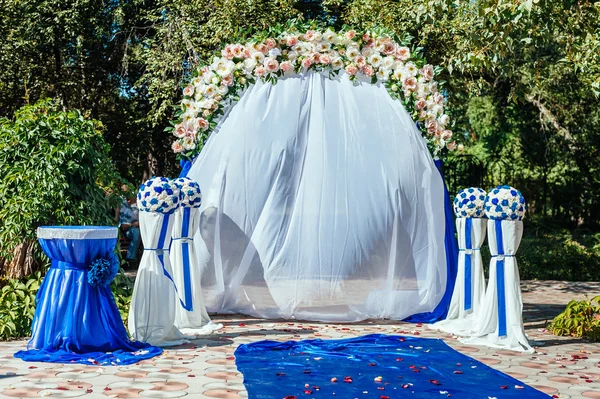 Arco cerimonia nuziale in un bellissimo giardino. Giornata estiva — Foto Stock