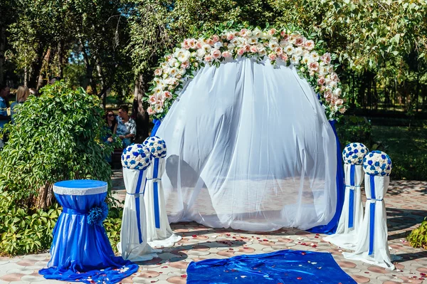 Huwelijksceremonie arch in een prachtige tuin. Zomerdag — Stockfoto