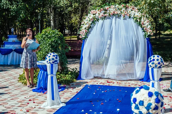 Arc de cérémonie de mariage dans un beau jardin. Jour d'été — Photo