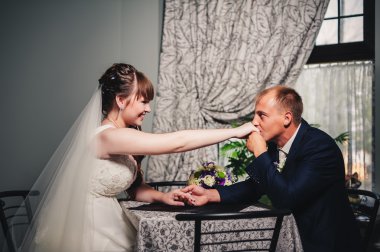 güzel gelin ve damat onların düğün kutlama lüks bir restoranda üzerinde.