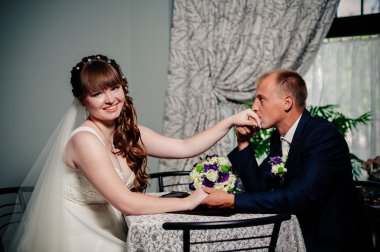 güzel gelin ve damat onların düğün kutlama lüks bir restoranda üzerinde.