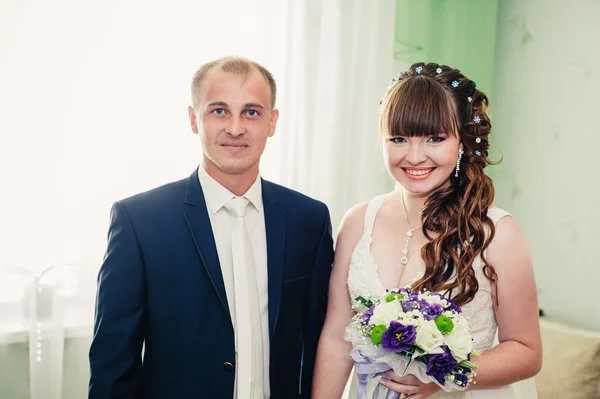 Unga bröllop par inomhus porträtt. — Stockfoto