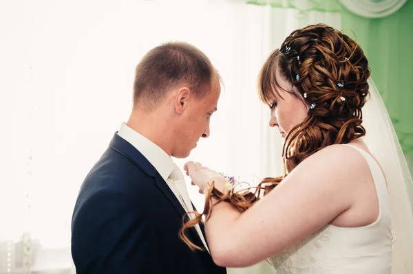 Joven pareja de boda en el interior retrato . — Foto de Stock