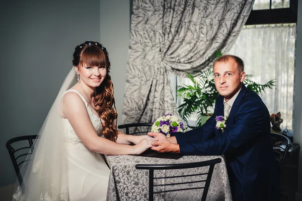 Charming bride and groom on their wedding celebration in a luxurious restaurant. — Stock Photo, Image