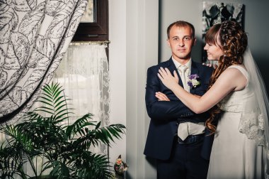 güzel gelin ve damat onların düğün kutlama lüks bir restoranda üzerinde.