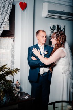 güzel gelin ve damat onların düğün kutlama lüks bir restoranda üzerinde.