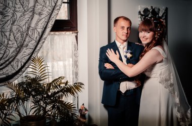 güzel gelin ve damat onların düğün kutlama lüks bir restoranda üzerinde.