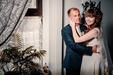 güzel gelin ve damat onların düğün kutlama lüks bir restoranda üzerinde.