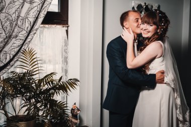 güzel gelin ve damat onların düğün kutlama lüks bir restoranda üzerinde.