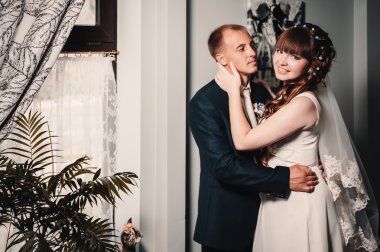 güzel gelin ve damat onların düğün kutlama lüks bir restoranda üzerinde.