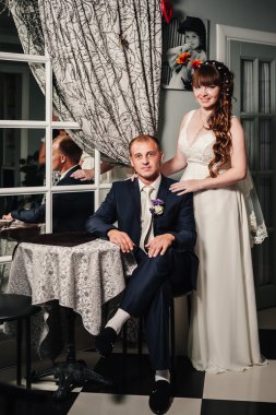 güzel gelin ve damat onların düğün kutlama lüks bir restoranda üzerinde.