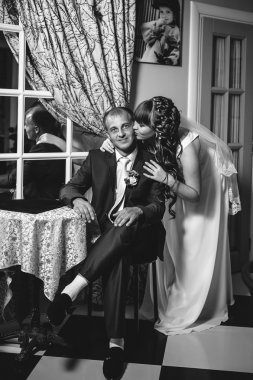 güzel gelin ve damat onların düğün kutlama lüks bir restoranda üzerinde.