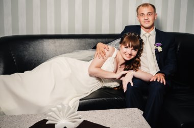 güzel gelin ve damat onların düğün kutlama lüks bir restoranda üzerinde.