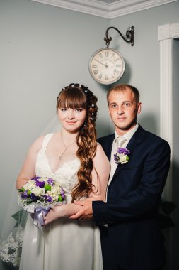 güzel gelin ve damat onların düğün kutlama lüks bir restoranda üzerinde.