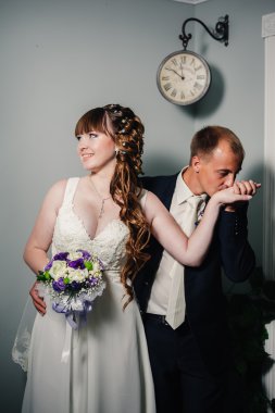 güzel gelin ve damat onların düğün kutlama lüks bir restoranda üzerinde.