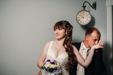 güzel gelin ve damat onların düğün kutlama lüks bir restoranda üzerinde.