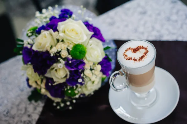Dos tazas de café con el corazón en la mesa, ramo de boda nupcial . —  Fotos de Stock