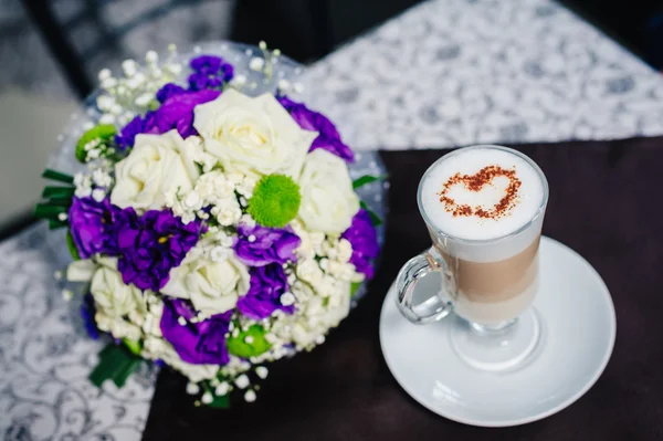 Dos tazas de café con el corazón en la mesa, ramo de boda nupcial . —  Fotos de Stock