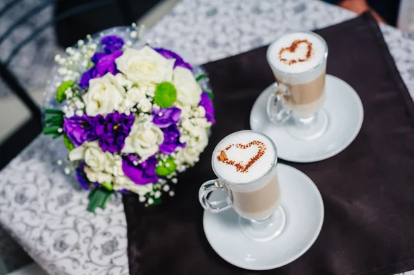 Dva šálky kávy se srdcem na stole, Svatební Svatební kytice. — Stock fotografie