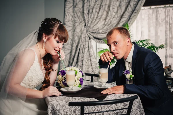 Novia y novio en lujoso restaurante beber una taza de café con leche con diseño de corazón en su boda o día de San Valentín fecha . —  Fotos de Stock