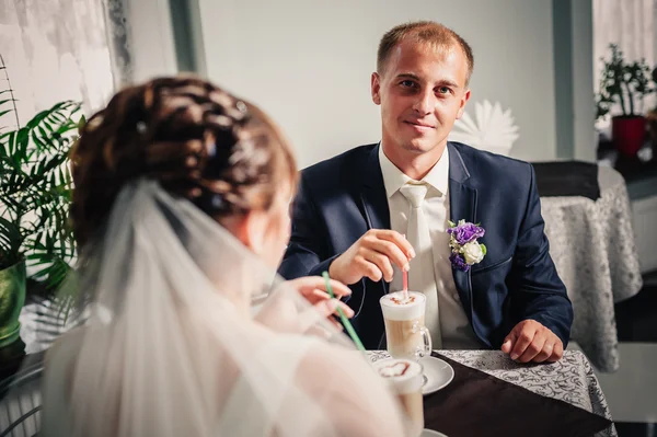 Γοητευτική νύφη και τον γαμπρό για τον γιορτασμό του γάμου τους σε ένα πολυτελές εστιατόριο. — Φωτογραφία Αρχείου