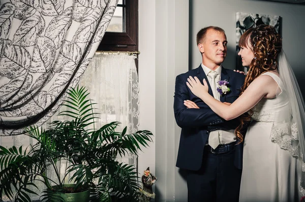 Charming bride and groom on their wedding celebration in a luxurious restaurant. — Stock Photo, Image